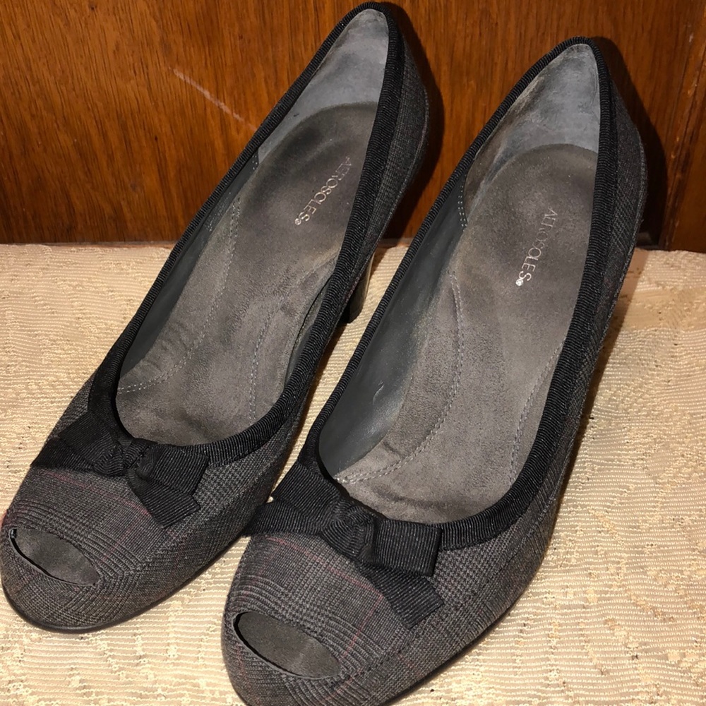 Aerosoles Women’s Gray Fabric and Black Bow Heels